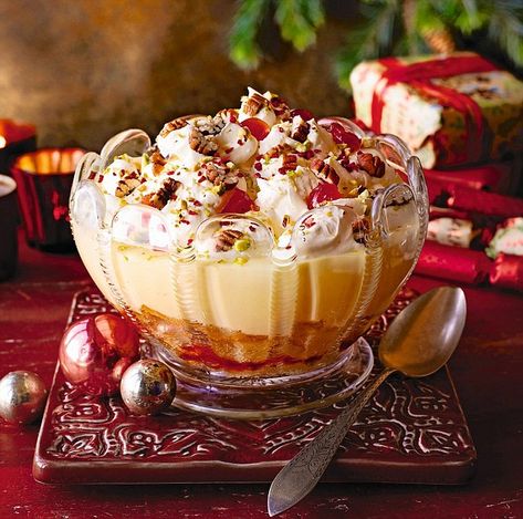 Sherry Trifle, Christmas Trifle Recipes, Trifle Bowl Recipes, British Baking Show Recipes, Trifle Dessert Recipes, Christmas Trifle, Christmas Dessert Table, Trifle Desserts, Christmas Cake Recipes