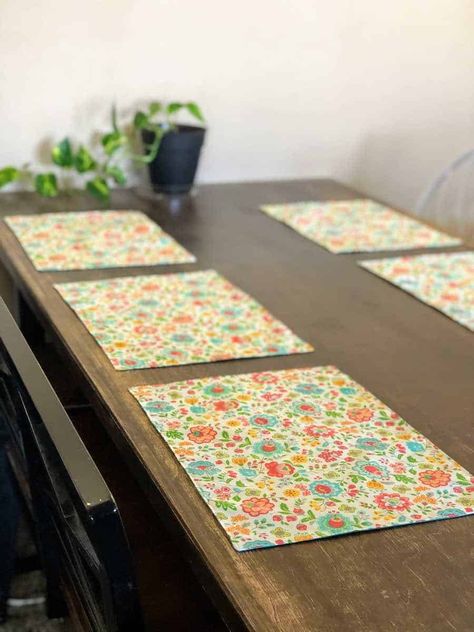 Hand Sewn Placemats, Homemade Placemats Diy, Placemats Tutorials, Simple Placemats, Make Placemats, Fabric Placemats Ideas, How To Make Place Mats Diy, How To Sew Placemats With Batting, How To Make Placemats Free Pattern