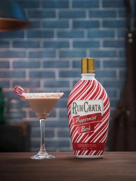 RumChata Peppermint Bark Martini - Tipsy Bartender Peppermint Rum Chata Drinks, Rum Chata Peppermint Bark Drinks, Rum Chata Peppermint Bark Recipes, Peppermint Rum Chata Recipes, Peppermint Rumchata Recipes, Peppermint Bark Martini, Grasshopper Drink, Rumchata Recipes Drink, Peppermint Martini Recipe