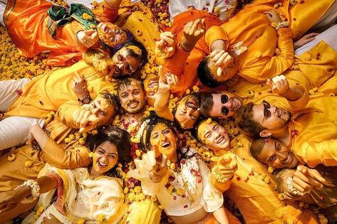 Haldi Poses For Bride And Groom, Haldi Ceremony Photography Poses, Haldi Group Photos, Haldi Shoot Poses, Haldi Photoshoot With Friends, Shadi Photoshoot, Haldi Boy, Haldi Board, Haldi Pictures