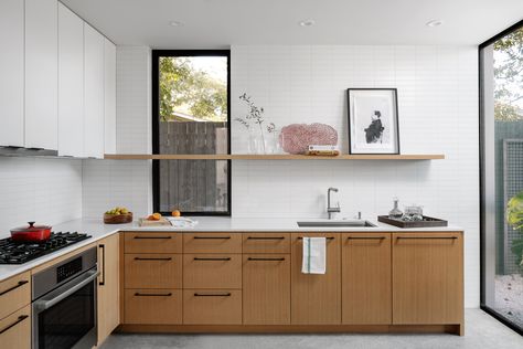 Gallery of E2211 House / RAVEL Architecture - 17 Big Modern Kitchen, Small L Shaped Kitchen, Small L Shaped Kitchens, Modern Kitchen Backsplash, Grey Kitchen Island, Modern Apartment Design, Kitchen Decor Inspiration, Modular Kitchen Designs, L Shaped Kitchen