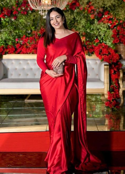 #newtrendings #newstile #dressdesign #simplesaree #simplesareelook #simplesareelook😍 #newcollectionsaree #newcollectionsarees���🌷 Plain Red Saree, Red Satin Saree, Maroon Silk Saree, Plain Silk Saree, Silk Kurti Designs, Saree Wearing, Saree Wearing Styles, Silk Kurti, Desi Clothes