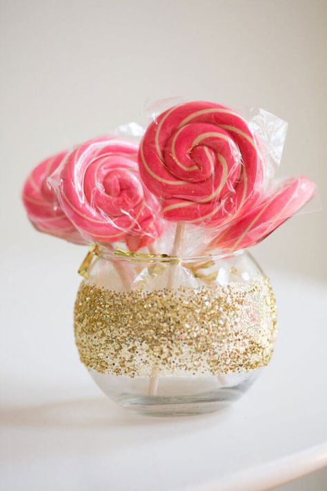 tips-communiefeest-thuis-organiseren_speelse-tafeldecoratie Glitter Vases, Birthday Centerpieces, Gold Party, Baby Shower Food, Colorful Candy, The Vault, Princess Party, Decoration Design, 4th Birthday