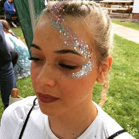 Face Painting Glitter Festival, Simple Face Glitter, Face And Body Glitter Ideas, How To Get Glitter To Stick To Skin, Mermaid Face Glitter, Festival Face Glitter Ideas, Glitter Makeup Ideas Festival, Glitter Placement Face, Face Glitter Designs