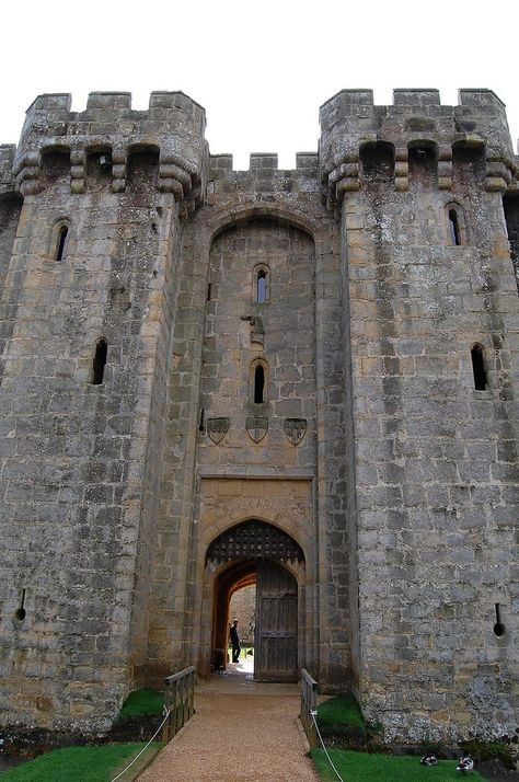 Old English Castle, Medieval Gatehouse, Castle Gatehouse, Castle Turret, Water Castle, Bodiam Castle, Castle Gate, Castle Pictures, Castle Home