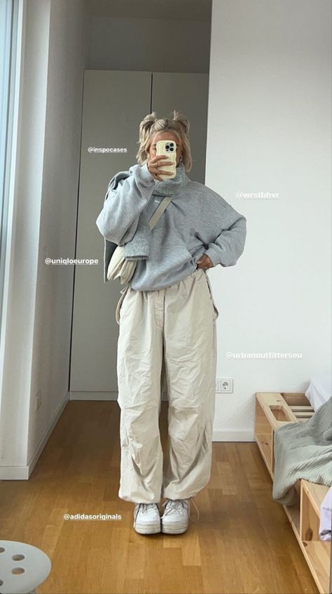 Winter Outfits Joggers, Lesbian Winter Outfits, Jogger Pants Outfit Winter, Parachute Pants Outfit, Sport Casual Outfit, Estilo Hijab, Jogger Pants Outfit, Gymwear Outfits, Pants Outfit Fall