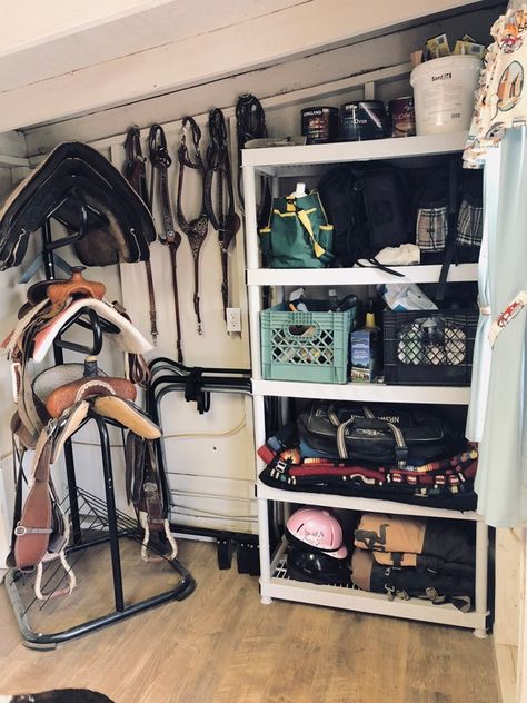 Tack Room Organization Diy, Tack Shed Ideas, Tackroom Ideas, Horse Organization, Horse Barn Decor, Tack Locker, Tack Room Organization, Horse Tack Rooms, Stable Style