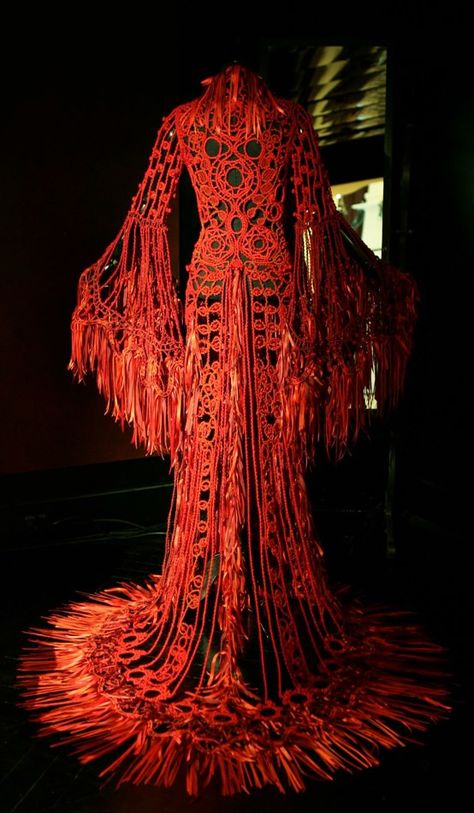 Amazing work. Red ribbon macramé gown. Franck Sorbier: collection Haute Couture AW 09/10 Club Fashion, Stephane Rolland, Fantasy Fashion, Up Girl, Jean Paul Gaultier, Costume Design, Couture Fashion, Look Fashion, Fashion Art