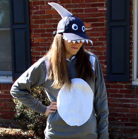 DIY Shark Halloween Costumes for the Family (Based Baby Shark Song) Diy Shark Costume, Fish Costumes, Shark Costume Kids, Dyi Costume, Finding Nemo Costume, Shark Halloween Costume, Shark Baby Costume, Nemo Costume, Shark Halloween