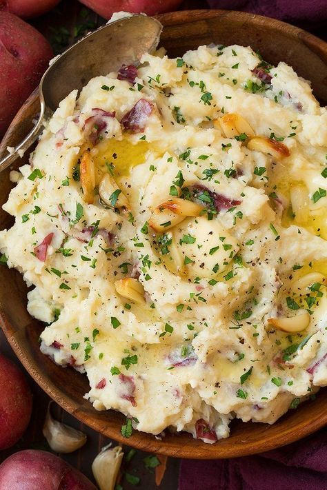 ب�طاطس مهروسة, Mashed Red Potatoes, Garlic Mashed Potatoes Recipe, Christmas Side Dish Recipes, Roasted Garlic Mashed Potatoes, Christmas Side Dishes, Xmas Dinner, Mashed Potato Recipes, Garlic Mashed Potatoes