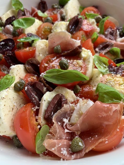 Caprese Salad Dressing, Caprice Salad, Tomato Caprese, Caprese Recipes, Caprese Salad Recipe, Olive Salad, Bacon Tomato, Classic Italian Dishes, Roasted Salmon