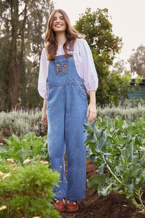 Cute Dungaree Outfits, Western Work Outfit, Women In Suspenders, Cute Dungarees, Chicken Embroidery, Dungaree Outfit, Cute Overalls, Cute Chicken, Farm Clothes