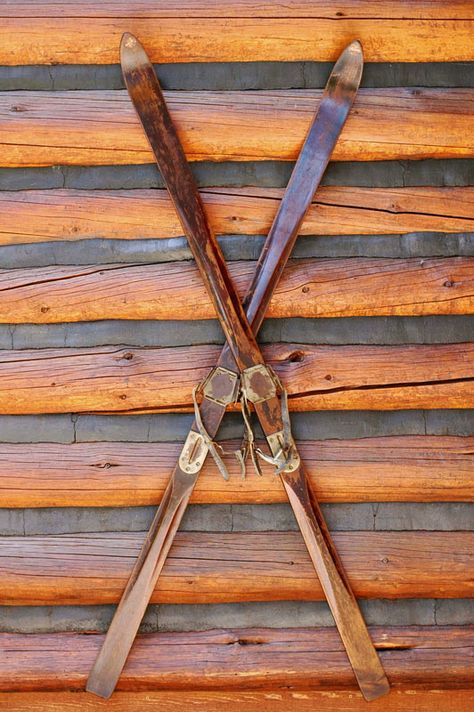 Vintage Ski Decor, Ski Lodge Interior, Chalet Christmas, Vintage Sports Nursery, Vintage Sports Decor, Skiing Vintage, Antique Skis, Ski House Decor, Vintage Skis