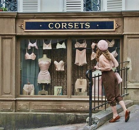 Parisienne Aesthetic, 1940s Aesthetic, French Boutique, Shopping Aesthetic, Film Disney, Shadow Photos, Pink Aura, Beautiful Streets, Vintage Italy