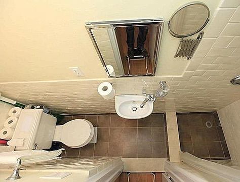 Aseo con ducha...quien dijo q no hay bastante espacio! ? Esto era un armario!! Bathroom Couple, Cozy Couple, Small Shower Room, Tiny Bath, Small Bathroom Layout, Bilik Air, Toilet Sink, Small Showers, Bad Inspiration