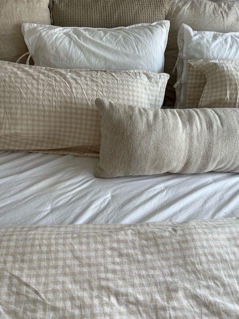 Nuetral bedding. H&M gingham duvet cover. Beige Duvet Cover Bedroom, Beige Gingham Bedding, Brown Gingham Bedding, Gingham Bedding Aesthetic, Nuetral Bedding, Tan Duvet, Gingham Duvet Cover, Uni Room Decor, Gingham Bedding