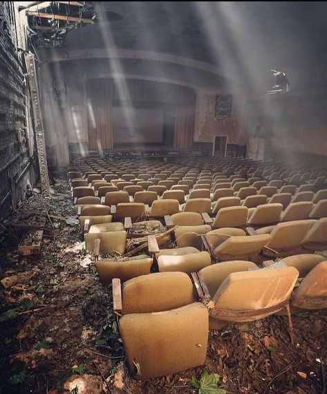 Abandoned Places on Twitter: "Abandoned theater in Scranton, Pennsylvania.… " بيوت ملكية, San Simeon California, Desert Places, Apocalypse Aesthetic, Urban Exploration, Abandoned Buildings, Daily Art, Abandoned Places, Urban Decay