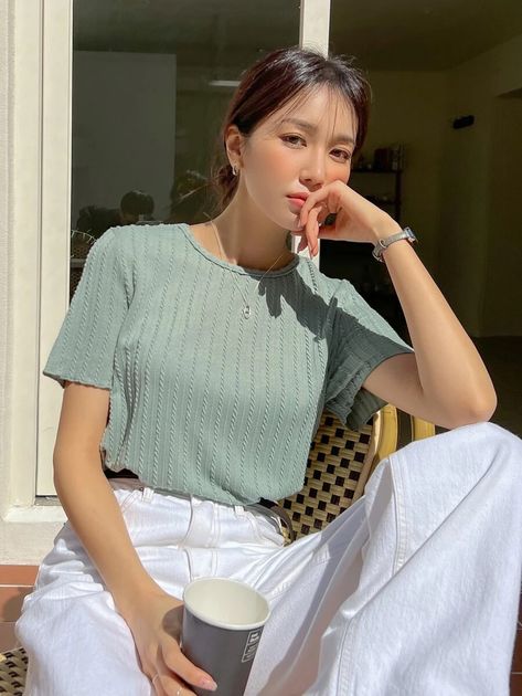 DAZY Lettuce Trim Textured Solid Tee | SHEIN Interview Outfit, Women T Shirts, Casual Dinner Outfit, Airport Outfit, Outfits Summer, School Outfit, Minimalist Outfit, Concert Outfit, Spring Outfit