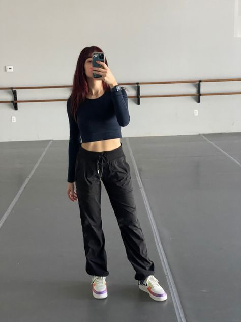 How To Style Dance Studio Pants, Lululemon Dance Studio Pants Outfit Aesthetic, Lulu Studio Pants, Lulu Pants Outfit, Lulu Dance Pants Outfit, Studio Pants Outfit Lululemon, Lululemon Dance Pants Outfit, Dance Studio Pants Lululemon Outfit, Lululemon Dance Pants