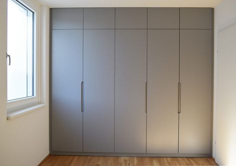 Grey bedroom wardrobe – by willion.hu #willion #minimal #minimalbedroomwardrobe #bedroomwardrobe #integratedhandle #furniturehandle Minimal Bedroom Wardrobe, Modern Bedroom Wardrobe Ideas Grey, Wardrobe Grey And White, Gray Laminate Wardrobe, Gray Wardrobe Bedroom, Grey And Brown Wardrobe Design, Light Grey Wardrobe, Grey Wardrobe Bedroom, White Wardrobe Bedroom