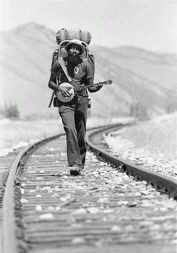 train meets banjo Best Guitar Players, Train Tracks, Dieselpunk, Guitar Player, The Train, Banjo, Music Art, Old Photos, The Great Outdoors