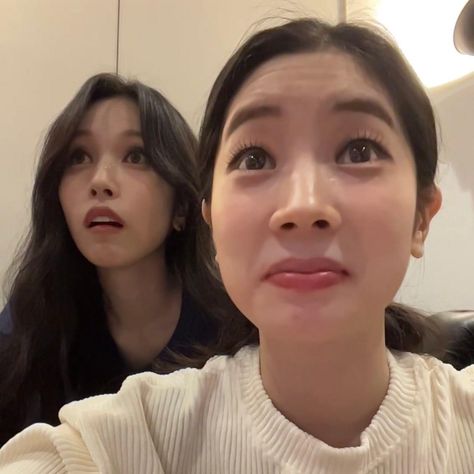 Dahyun And Mina, Kpop Core, Twice Album, Twice Mina, Gif Photo, Silly Photos, Together Forever, Bruce Lee, Kpop Funny