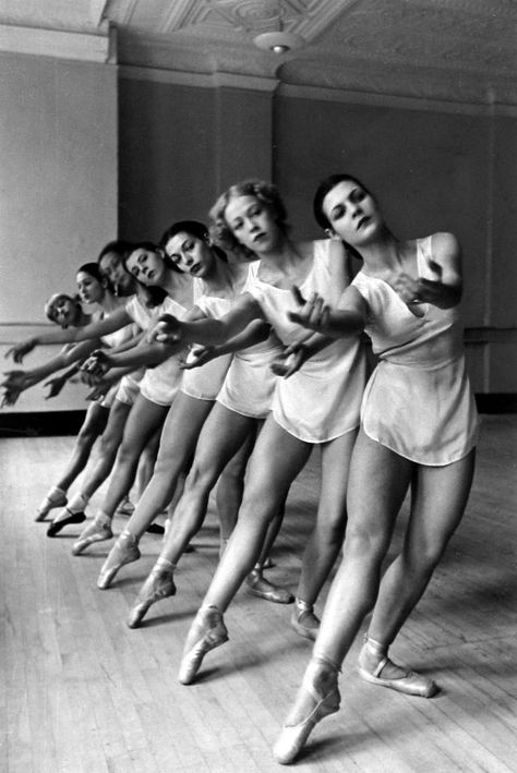 School Of American Ballet, William Klein, Vintage Ballet, Alfred Eisenstaedt, George Balanchine, American Ballet Theatre, New York Photos, History Of Photography, Ballet Costumes