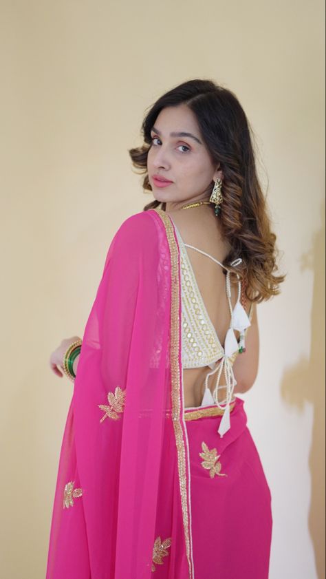 How to look good in pink saree Pink Saree Look, Royal Saree, Saree Look, Pink Saree, New Girl, To Look, How To Look Better, That Look, Bangles