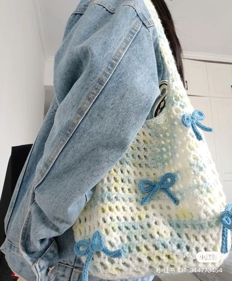 Crochet Bag Outfit Aesthetic, Aesthetic Crochet Bags, Crochet Inspo Clothes, Crochet Bag Outfit, Crochet Bag Patterns Free, Crochet Bag Aesthetic, Blue Crochet Bag, Summer Crochet Bag, Easy Crochet Bag