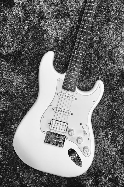 White Stratocaster Aesthetic, Stratocaster Guitar Aesthetic, White Electric Guitar Aesthetic, White Guitar Aesthetic, Stratocaster Aesthetic, Black And White Electric Guitar, Emo Guitar, Fender Guitars Telecaster, Electric Guitar Stratocaster