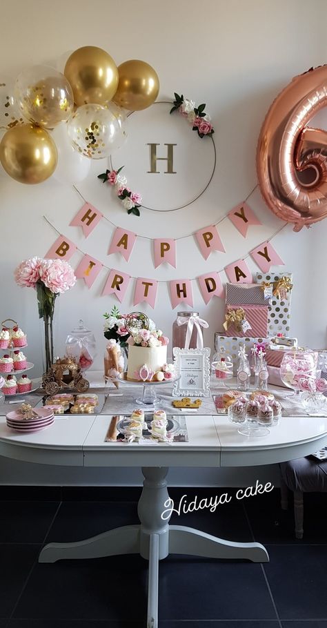 Chaque année, ou presque, j’organise une fête d’anniversaire pour ma fille Hidaya. Cette année, elle a eu 6 ans, et j’ai voulu faire une sublime sweet table dont elle serait fière. En ce moment, elle adore les contes de fées. C’était pour moi l’occasion de replonger en enfance, car je l’avoue j’adore aussi le monde … Continuer la lecture de « Il était une fois … » Birthday Design Table, Small Birthday Decor, Diy 18th Birthday Decorations, Diy Birthday Decorations At Home, Birthday Decor At Home, Birthday Decorations Simple, Simple Birthday Decor, Birthday Party Decorations Simple, Birthday Decoration Ideas