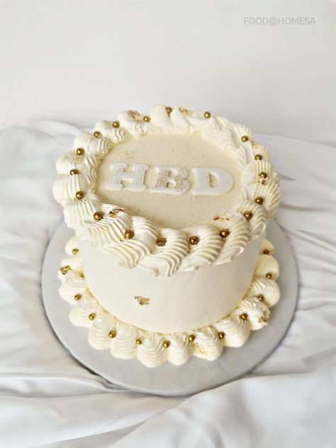 White And Gold Bento Cake, White And Gold Baby Shower Cake, White And Gold Heart Cake, White And Gold Cake Ideas, White And Golden Cake, Gold And White Birthday Cake, White And Gold Birthday Cake, White And Gold Birthday, Gold Foil Cake