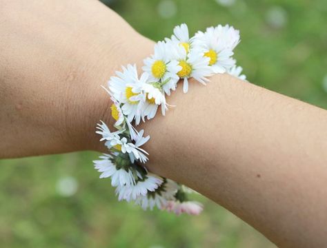 d.i.y. Daisy Bracelet ~*~ Oopsy Daisy, Princess Daisy, Daisy Love, Daisy Girl, Daisy Bracelet, Yellow Daisies, Daisy Chain, Nature Crafts, Arte Floral