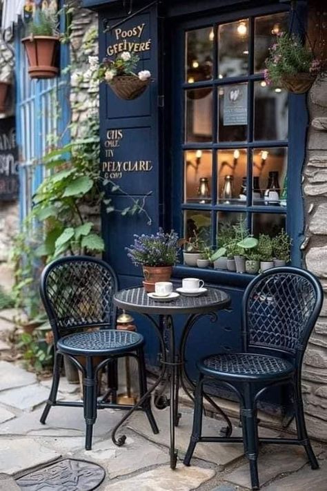 Outdoor Bar Seating Ideas, Empress Tattoo, Coffeeshop Ideas, 2024 Home Decor Trends, French Coffee Shop, Outdoor Seats, Tattoo Cafe, 2024 Home Decor, Outdoor Restaurant Design