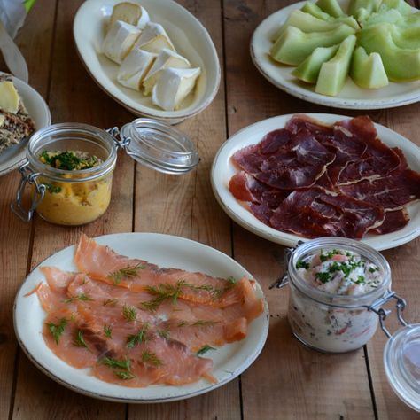 Scandinavian smorgasbord - Nordic Diner Nordic Lunch, Scandinavian Smorgasbord, Scandinavian Dinner, Leif Erikson, Eat At Home, Scandinavian Food, Organic Butter, Homemade Meatballs, Cold Cuts