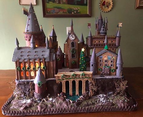 gingerbread house www.gingerbreadjournal.com Unusual Gingerbread Houses, Hogwarts Gingerbread House, Harry Potter Gingerbread House, Gingerbread Hogwarts, Gingerbread Castle, Harry Potter Christmas Decorations, Gingerbread House Template, Cumpleaños Harry Potter, Glume Harry Potter