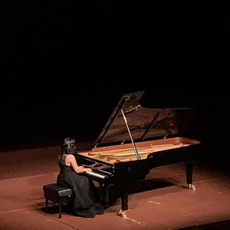 Pianist Aesthetic, Pianist Photoshoot, Brunette Playing Piano Aesthetic, Concert Pianist Aesthetic, Dark Notes, Grand Piano Aesthetic Dark, Lynn Collins, Pianist Performance, Old Piano Aesthetic Dark