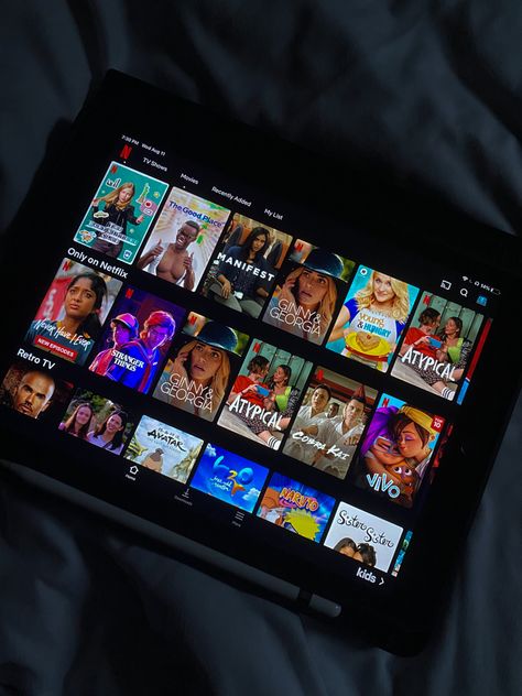 Ipad Netflix Aesthetic, Foto Ipad Aesthetic, Ipad Movie Night Aesthetic, New Ipad Aesthetic, Peliculas Aesthetic, Netflix Pictures, Tv Series Aesthetic, Netflix Screen, Ipad Pictures