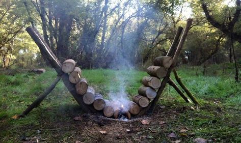 How To Make A Self Feeding Fire That Burns For 14+ Hours... Camping Diy, Survival Stuff, Apocalypse Survival, Zombie Survival, Diy Camping, Homestead Survival, Emergency Prepping, Survival Camping, Survival Food