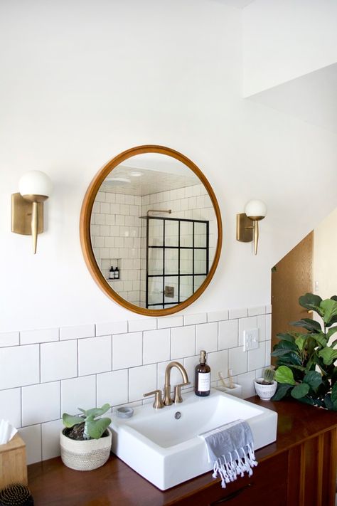 Brass fixtures in a modern vintage bathroom Bathroom Interior Design White, Bathroom Brass Fixtures, Bathroom Dark Wood, Master Bath Modern, Craftsman Style Bathroom, Copper Bathroom Fixtures, Midcentury Modern Bathroom, Interior Design White, Modern Vintage Bathroom