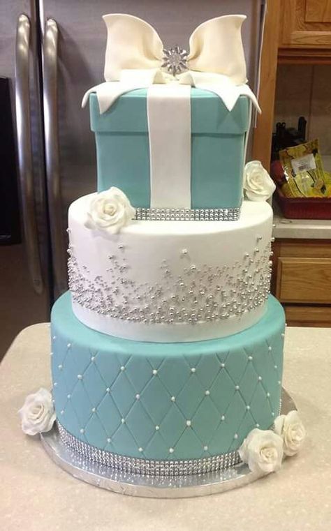 Tiffany Themed Cake, Tiffany Co Cake Ideas, Tiffany Blue Birthday Cake, Aqua Theme Birthday Party, Tiffany And Co Cake, Tiffany Birthday Cake, Tiffany Themed Birthday Party, Tiffany Blue Birthday Party, Tiffany Blue Sweet 16