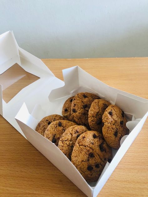 Pastry Packaging Ideas, Chocolate Chips Cookies, Biscuits Packaging, Chocolate Candy Recipes, Baking Logo, Soft Chocolate Chip Cookies, Dessert Packaging, Cookie Business, Bakery Packaging