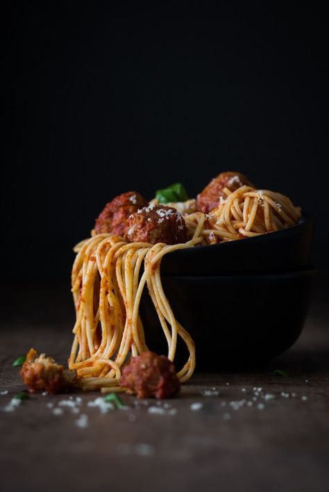 Italian Food Photography, Spaghetti With Meatballs, Design Cibo, Food Photography Composition, Moody Food Photography, Dark Food Photography, Pasta Bar, Beautiful Food Photography, Food Photography Inspiration