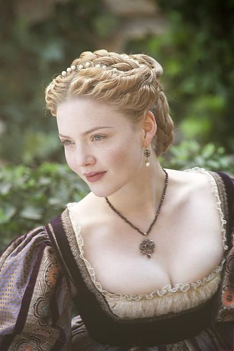 Historical Hairstyles, Medieval Hairstyles, Holliday Grainger, Lucrezia Borgia, The Borgias, Fest Outfits, Belle Silhouette, Historical Costume, Historical Dresses