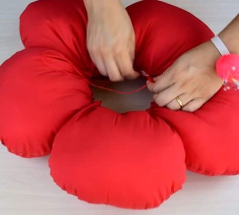 Flower Chair Pillow, How To Make Throw Pillows Diy, Flower Pillow Sewing, Flower Pillow Pattern Sewing, Bow Pillow Diy, Diy Rose Pillow, Flower Cushion Pattern, Flower Pillow Tutorial, Diy Flower Pillow