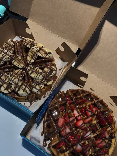 Waffle Bar Aesthetic, Waffles Ideas, Waffle Board, Waffles Aesthetic, Waffle Pops, Catering Van, Food Truck Menu, Jelly Doughnuts, Crepes And Waffles