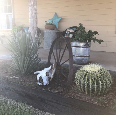 Cactus Porch Decor, Rustic Outdoor Porch Ideas, Western Landscaping Ideas Front Yards, Western Outside Decor, Diy Front Porch Ideas Building, Texas Front Porch Ideas, Western Landscape Ideas, Western Back Porch, Western Outdoor Patio Ideas