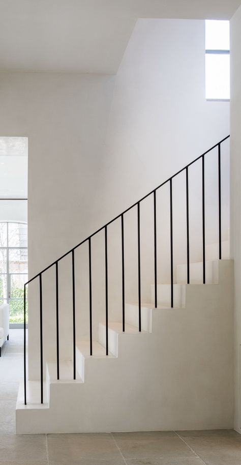 Bright Staircase, Staircase Floating, Minimal Staircase, Banisters And Railings, Minimalist Staircase, درابزين السلم, Staircase Design Ideas, Metal Stair Railing, Interior Stair Railing