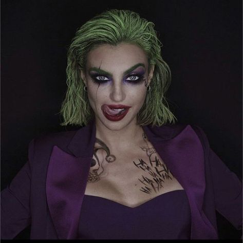 #halloween #halloweencostumes #halloweencostume #halloweenmakeup #halloweenparty #cosplay #halloweendecor #happyhalloween #costume Female Joker Halloween, Joker Halloween Makeup, Joker Halloween Costume, Joker Joker, Halloweenský Makeup, Female Joker, Uhyggelig Halloween, Joker Halloween, Joker Makeup