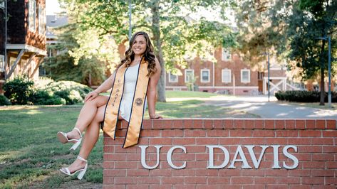 College Grad Photoshoot, Grad Pics Ideas, College Grad Pictures, Grad 2023, Grad Picture Ideas, Graduation Board, Graduation Pictures Poses, Grad Poses, Grad Photo Ideas